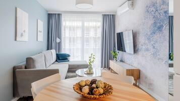 Espacio para trabajar con laptop y cortinas blackout