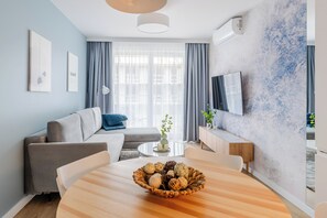 Laptop workspace, blackout curtains, iron/ironing board, free WiFi