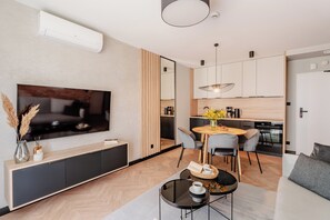 Deluxe-Apartment, Kochnische, am Strand | Laptopgeeigneter Arbeitsplatz, Verdunkelungsvorhänge