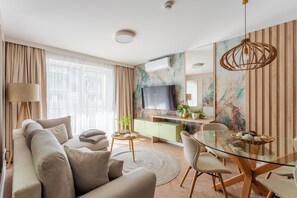 Departamento Deluxe, cocineta, junto a la playa | Espacio para trabajar con laptop y cortinas blackout 