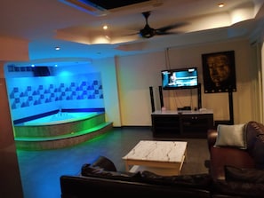 Apartment, 1 Bedroom, Smoking, Patio | Living room
