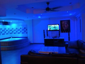 Apartment, 1 Bedroom, Smoking, Patio | Living room
