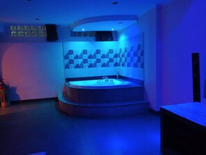 Spa - 75 sqm Studio Type Jacuzzi Apartment 101a (Pattaya)