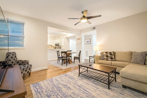 Una televisión, una oficina