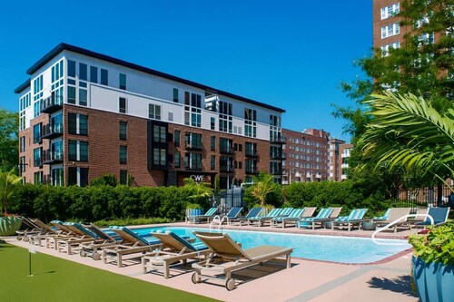Pet-Friendly CWE 2BR · King Bed · Pool · Walk to Forest Park & Barnes-Jewish