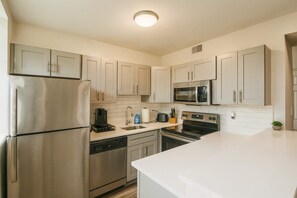 Kylskåp, mikrovågsugn, ugn och spishäll