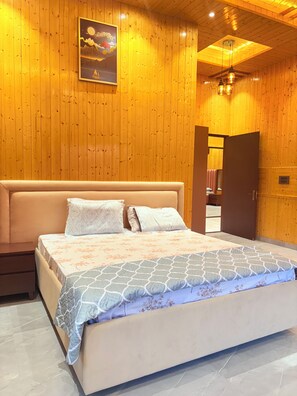 Family Villa, Garden View | Desk, free WiFi
