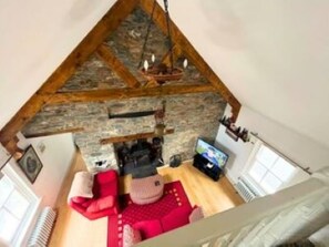Televisión y chimenea 