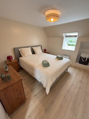 2 bedrooms, iron/ironing board, internet, bed sheets