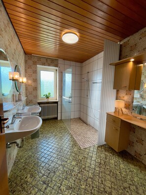 Douche, articles de toilette gratuits, sèche-cheveux