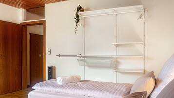 3 bedrooms, desk, iron/ironing board, WiFi