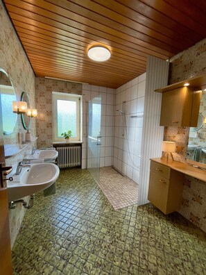 Douche, articles de toilette gratuits, sèche-cheveux
