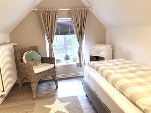 1 bedroom, travel crib, WiFi, bed sheets
