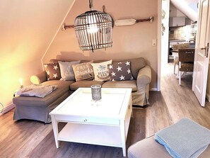 TV - Stylish 2.5 rooms under thatch in Hus op de Dün (Sankt Peter-Ording)