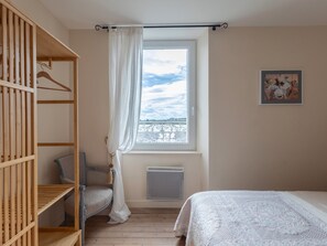2 makuuhuonetta, silitysrauta/-lauta, vuodevaatteet