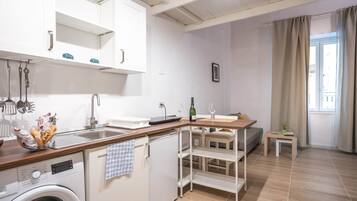 Réfrigérateur, micro-ondes, plaque de cuisson, cafetiÚre/bouilloire