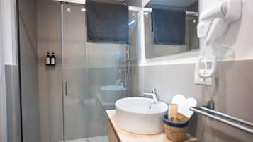 Doccia, asciugacapelli, bidet, asciugamani