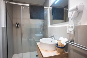 Dusche, Haartrockner, Bidet, Handtücher