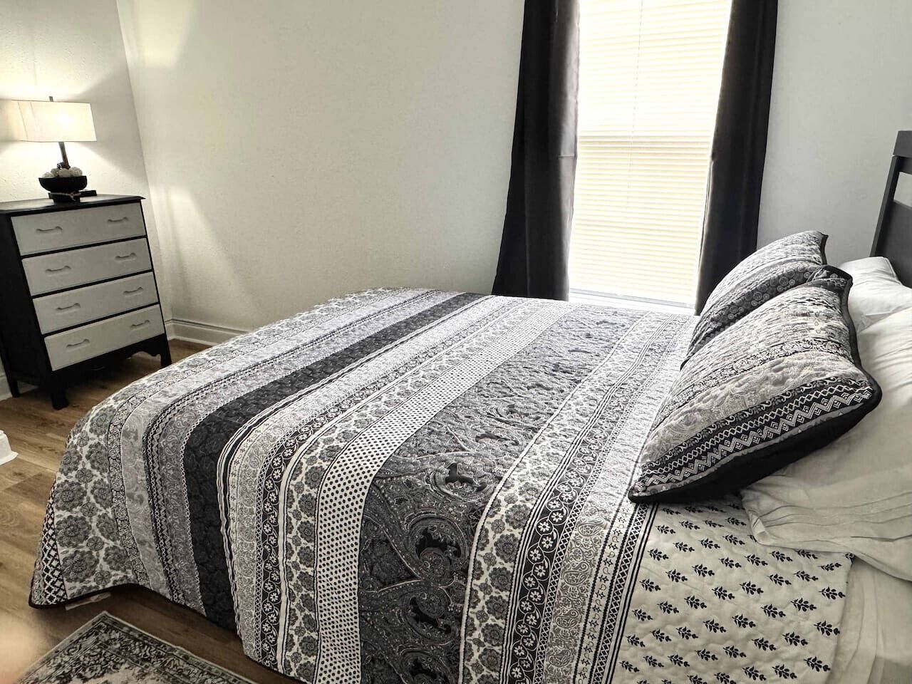 3 habitaciones, tabla de planchar con plancha, wifi y ropa de cama 