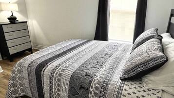 3 habitaciones, tabla de planchar con plancha, wifi y ropa de cama