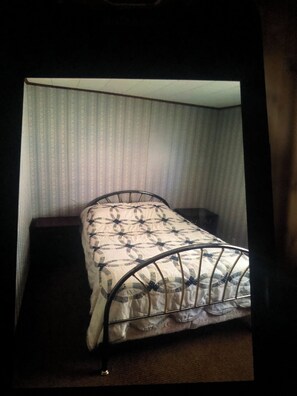 2 bedrooms, iron/ironing board, free WiFi