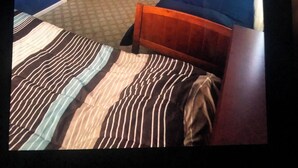 Een slaapkamer met twee bedden, een kaptafel en een deur.