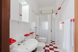 シャワー、ヘアドライヤー、タオル