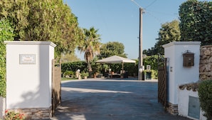 A gated entrance with a covered patio area, a mailbox, and a number 18 sign. - Casa vacanza Margiulu’ (Partanna)