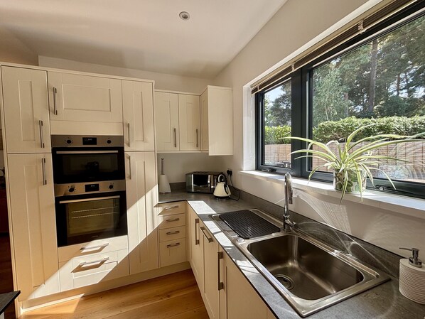 Dishwasher, cookware/dishes/utensils - The Retreat (Ferndown)