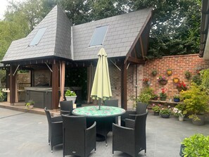 Outdoor dining - The Retreat (Ferndown)
