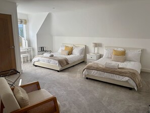 2 kamar tidur dan didekorasi berbeda-beda