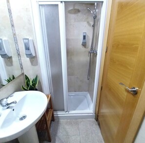 Haartrockner, Bidet, Handtücher, Seife