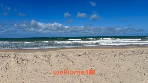 A beach with a clear sky and ocean waves. - Casa em Natal com Piscina a 290m da Praia (Natal)