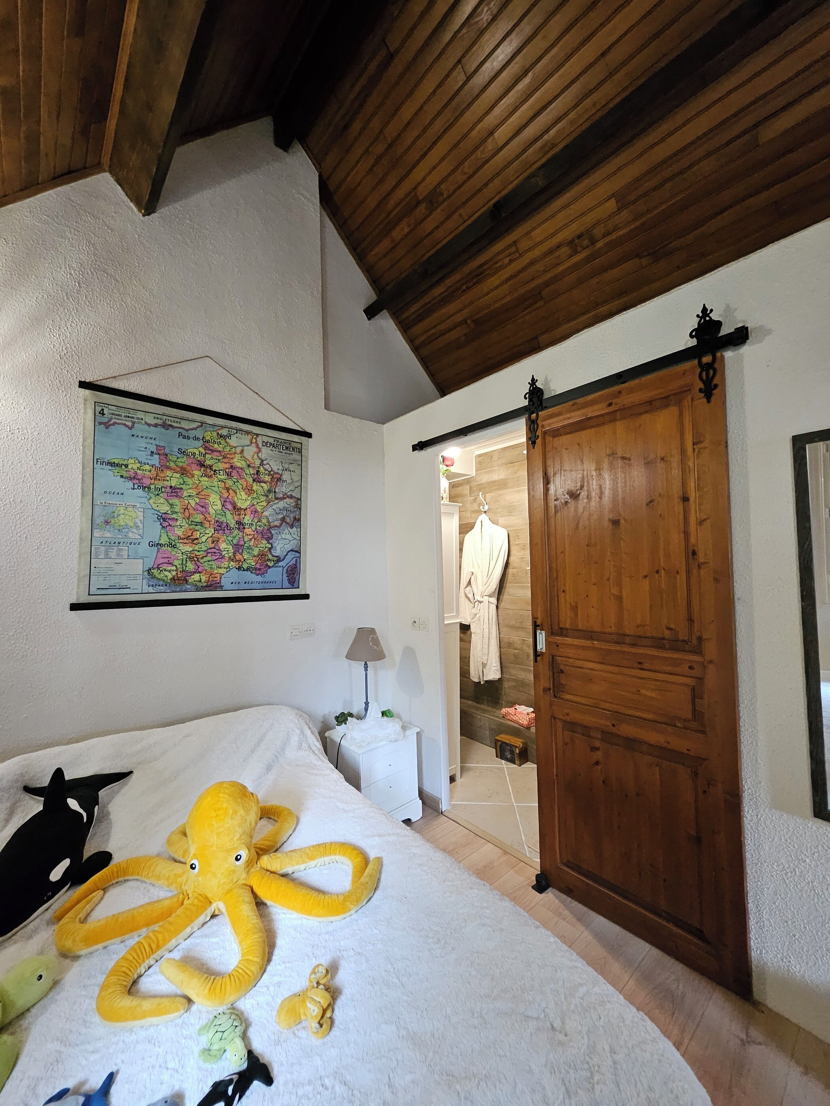 1 dormitorio, escritorio, tabla de planchar con plancha y cuna de viaje