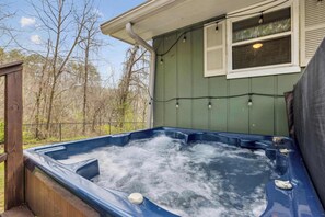 Outdoor spa tub - Spacious 6BR for 16+ w/Hot Tub, Game Room & Grill! (Sevierville)