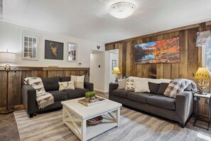 TV, fireplace, video games, offices - Spacious 6BR for 16+ w/Hot Tub, Game Room & Grill! (Sevierville)