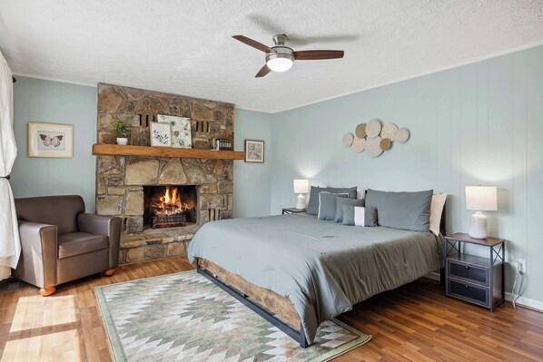 6 bedrooms, iron/ironing board, travel cot, WiFi