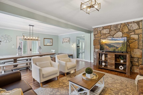 TV, fireplace, video games, offices - Spacious 6BR for 16+ w/Hot Tub, Game Room & Grill! (Sevierville)