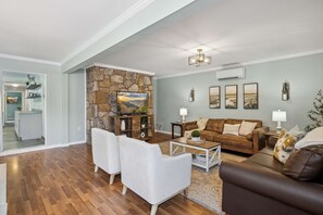 TV, fireplace, video games, offices - Spacious 6BR for 16+ w/Hot Tub, Game Room & Grill! (Sevierville)