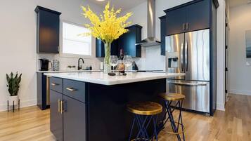 Refrigerador, microondas, horno y parrilla de estufa