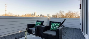 4BR Retreat for 12 w/Balcony, Mins to Broadway!