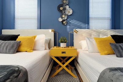 4BR Getaway for 12 w/Balcony, Mins to Broadway!
