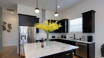 Réfrigérateur, micro-ondes, four, plaque de cuisson