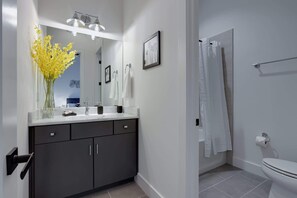 Een douche, een haardroger, handdoeken, shampoo