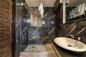 Hair dryer, towels, soap, toilet paper - The yacht apartment 2 BR 2 BA CORNICHE CASABLANCA (Casablanca)