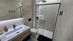 Douche, sĂšche-cheveux, serviettes fournies, savon