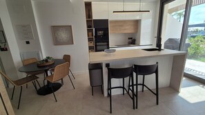 Geladeira, micro-ondas, fogão, cooktop