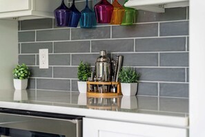 Kylskåp, mikrovågsugn, ugn och spishäll