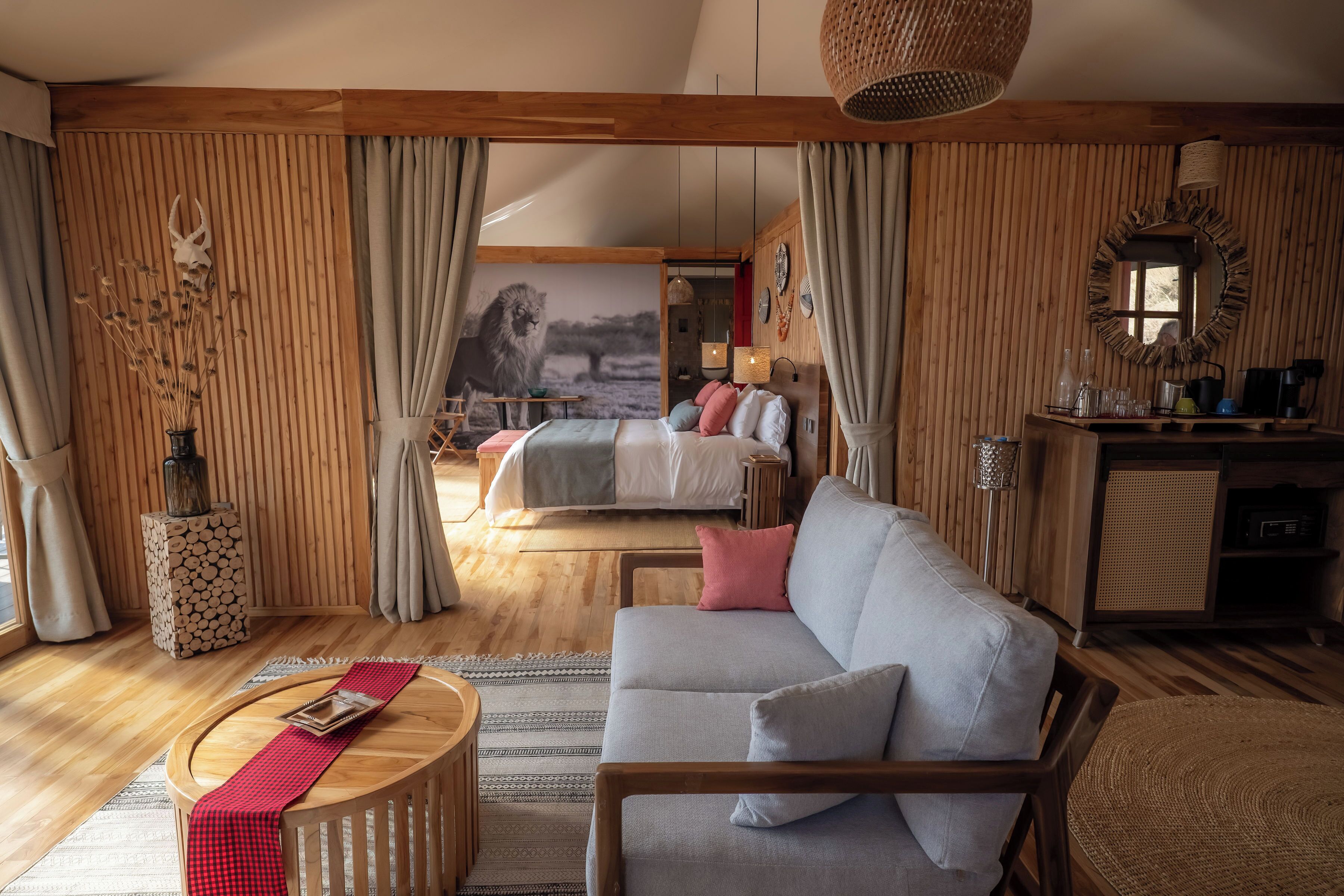 ラグジュアリー テント | セーフティボックス (室内)、デスク、ノートパソコン用作業スペース、遮光カーテン