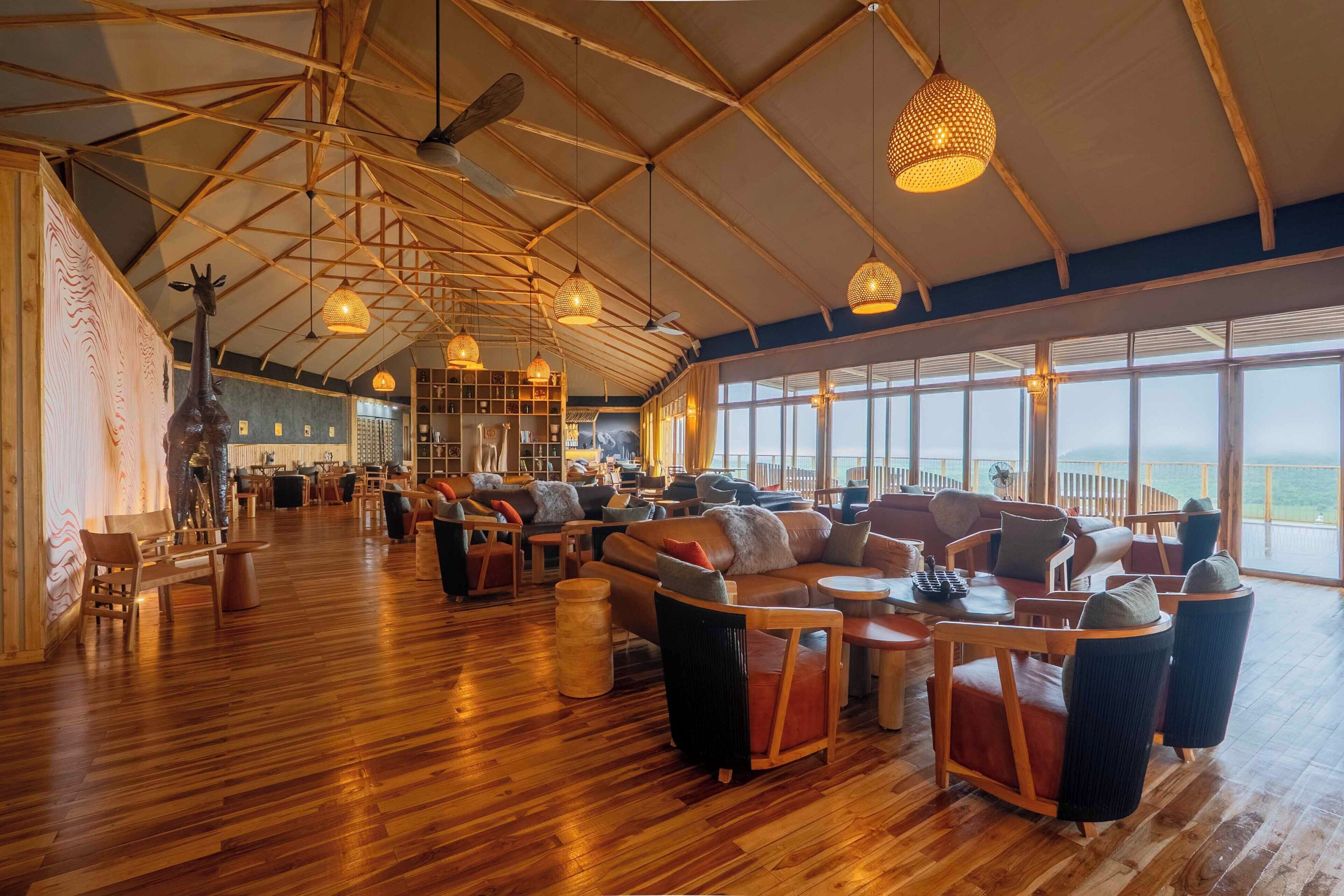 2 Bars/Lounges